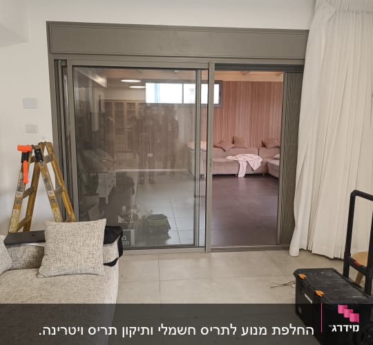 דלתות הזזה עם וילון וכלי עבודה ליד סולם